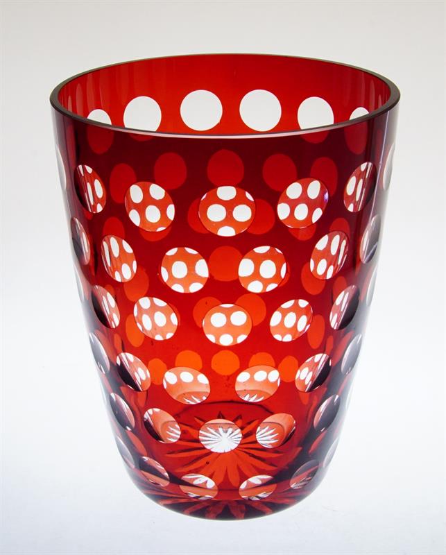 Váza z vrstveného rubínového skla s broušeným dekorem čoček