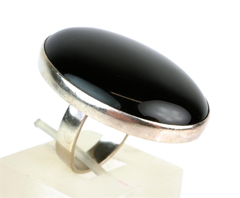 Mohutný stříbrný prsten s onyxem