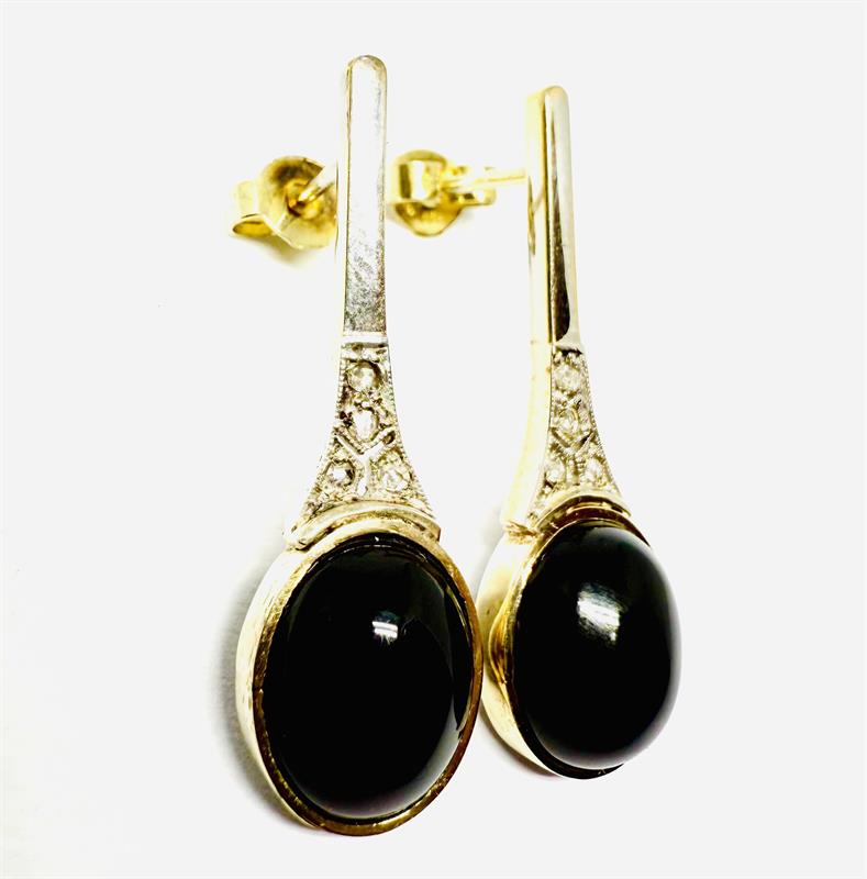 Zlaté náušnice s onyxem a diamantovými routami