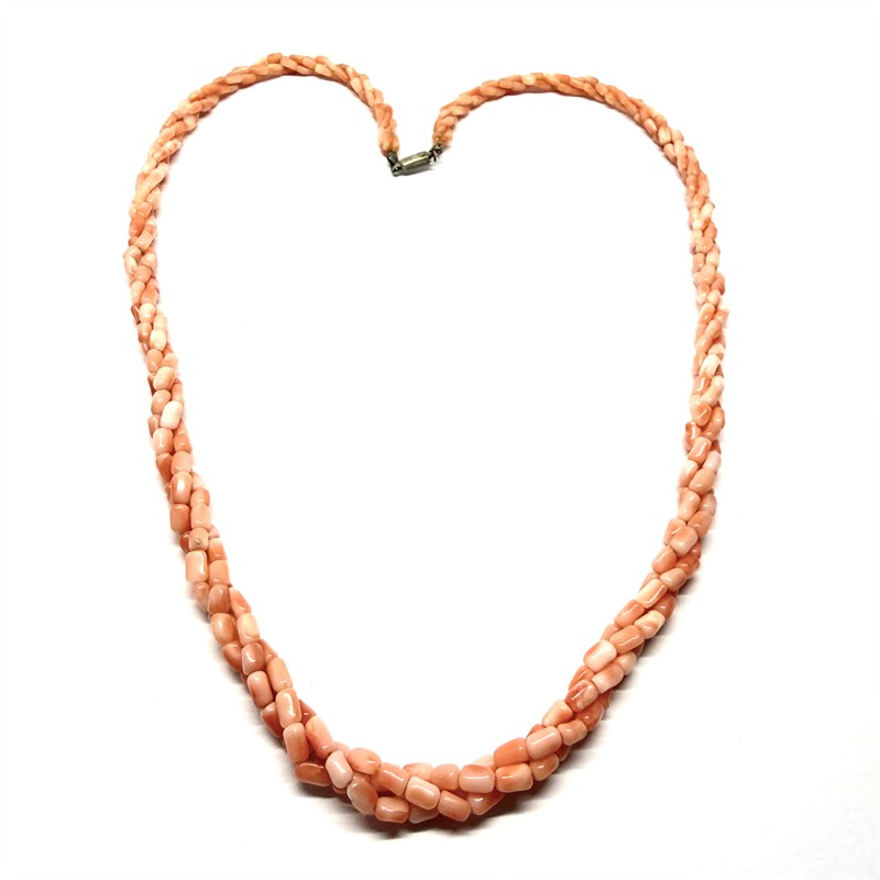 Třířadý splétaný náhrdelník z andělských korálů