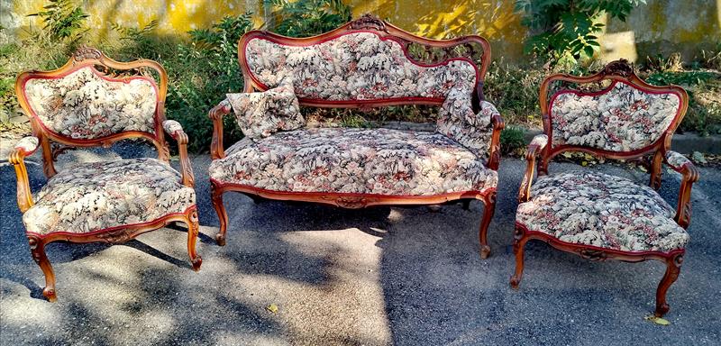 Vyřezávaná sedací souprava