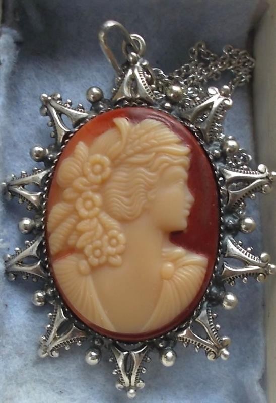 Přívěšek s kamejí na řetízku, stříbro