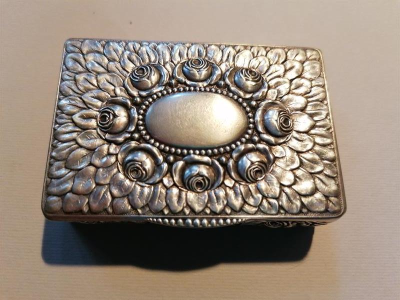 Dóza ve stylu vídeňské secese