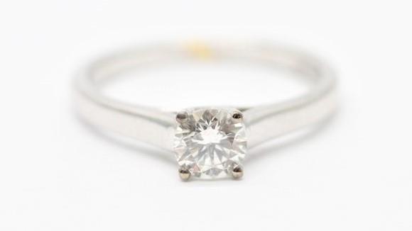 Zlatý prsten s diamantem