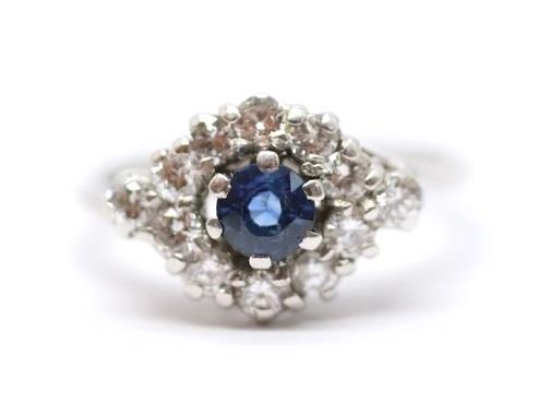 Zlatý prsten s diamanty a safírem