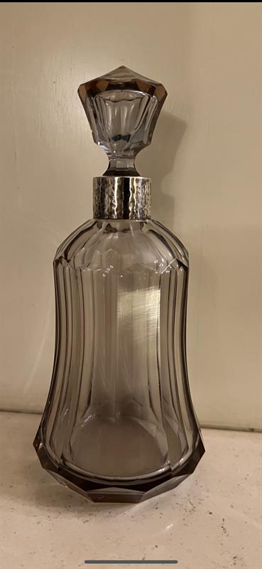 Art deco flakon z fialového skla se stříbrným uzávěrem