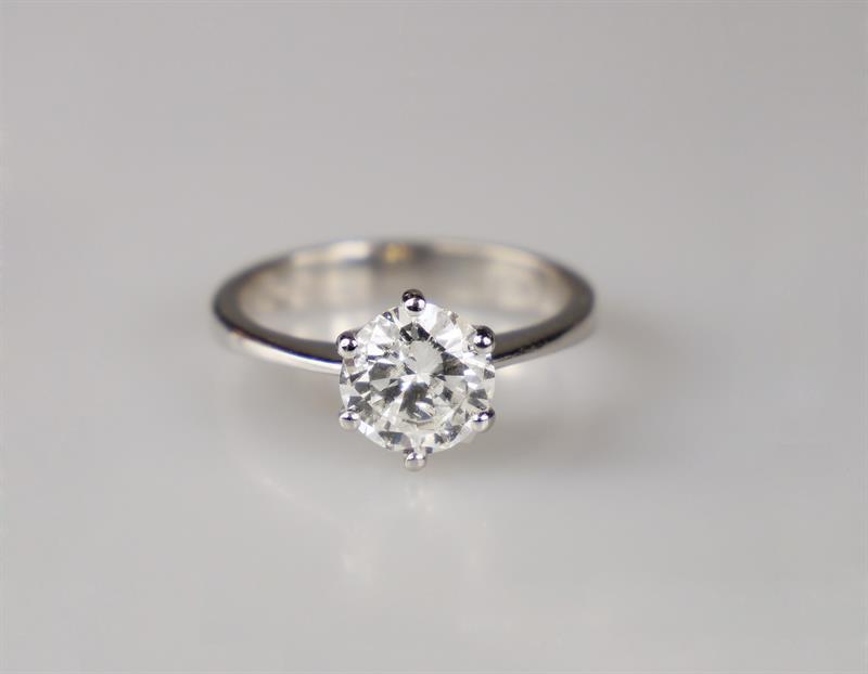 Zlatý prsten s diamantem