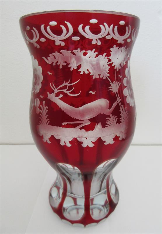 Pohár z hrubého ručne broušeného rubínového skla