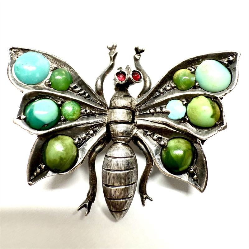 Stříbrná brož zdobená tyrkysy - motýl