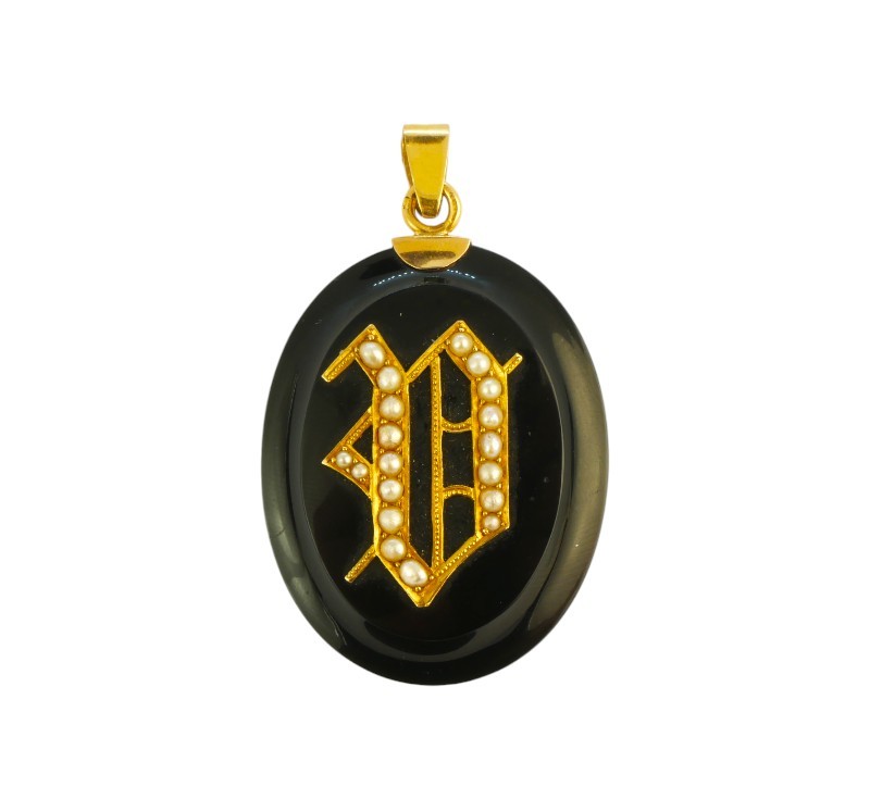 Onyxový závěs s písmenem V