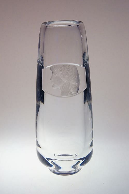 Celobroušená váza z čirého skla s rytinou dívky z roku 1965
