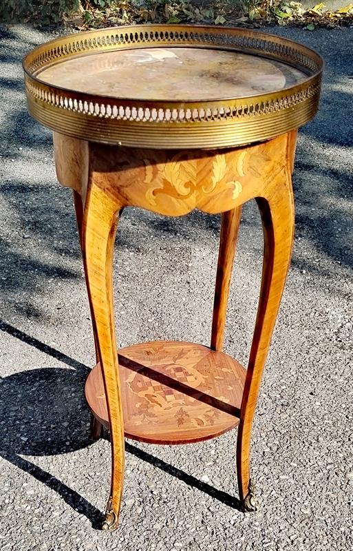 Stoleček s mramorem