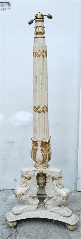 Vyřezáváná lampa