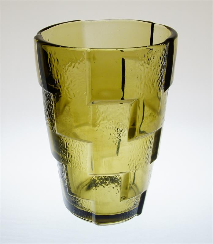 Kubistická váza s reliéfem z topasového skla