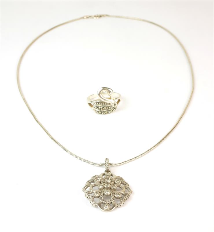 Stříbrný prsten a náhrdelník