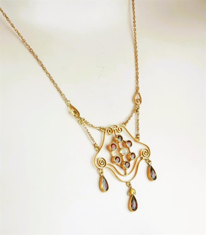 Zlatý secesní kolier s leukosafírem a almandiny