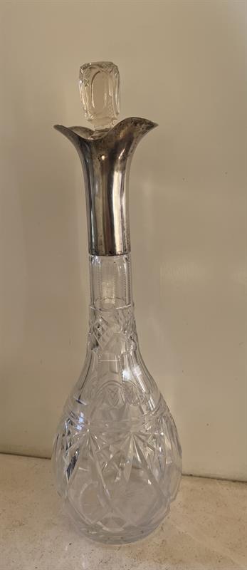 Broušená karafa se stříbrným uzávěrem