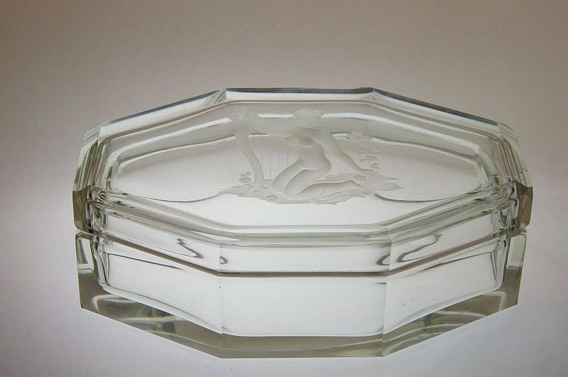 Dóza s rytinou  alegorie - HUDBA, fazetově broušené sklo