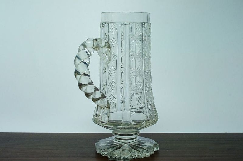 Biedermeier - bohatě broušená holba s uchem do spirály