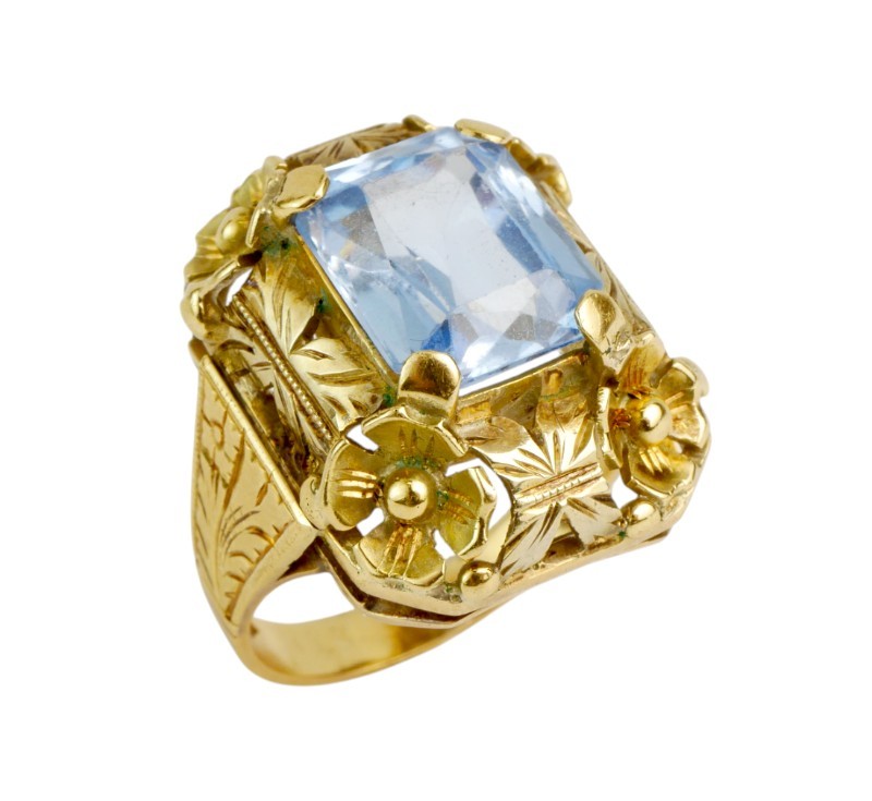 Zlatý prsten s modrým spinelem