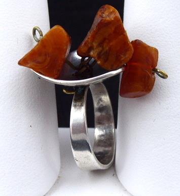 Stříbrný prsten s třemi přírodními jantary