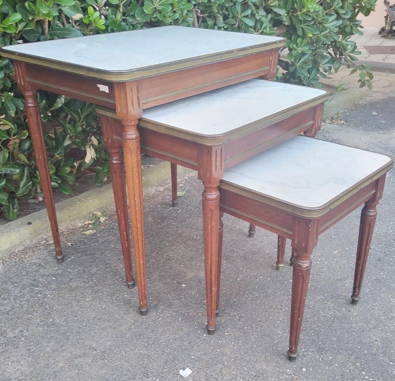 Stolečky s mramorem