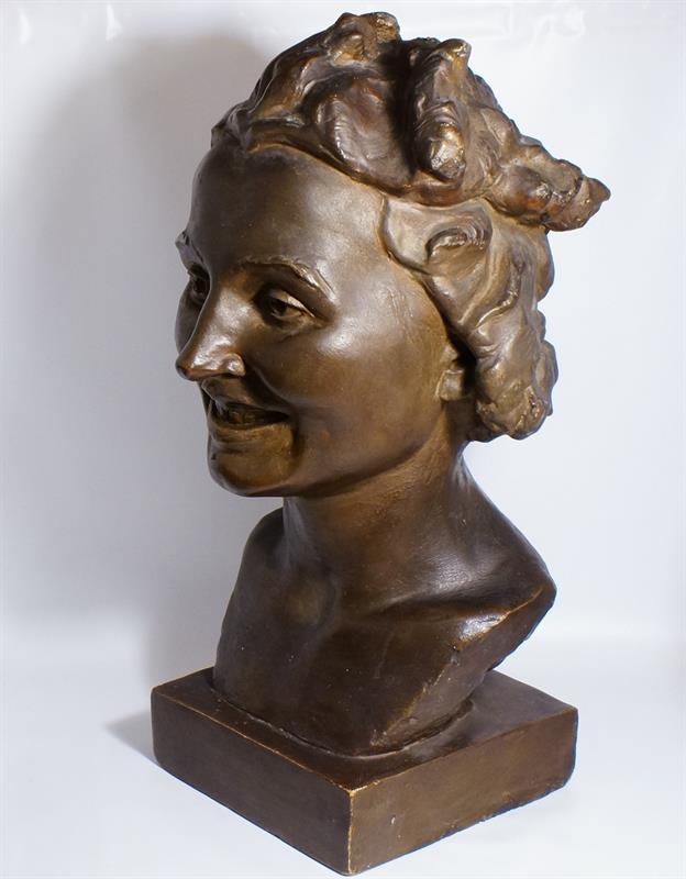 Busta mladé dívky v secesním stylu, patinovaná sádra