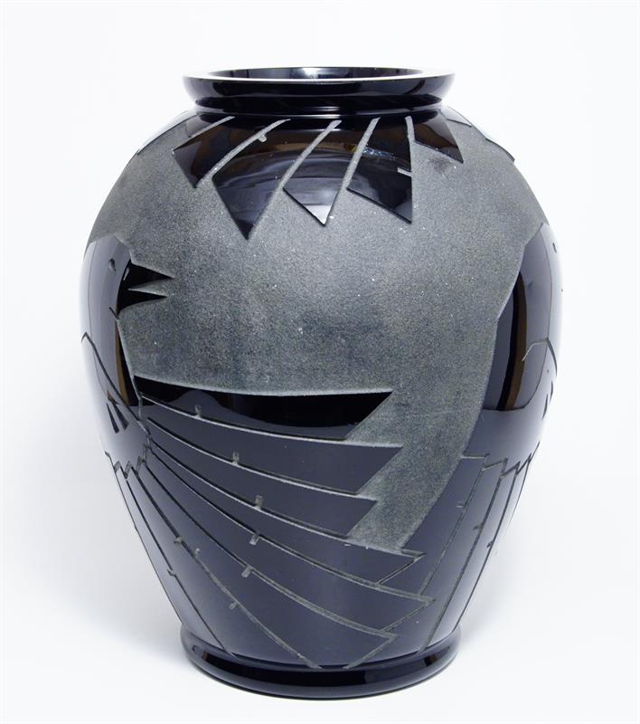 Hyalitová váza s reliéfem dravého ptáka Schreiber & Neffen