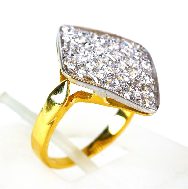 Zlatý prsten s bílými kameny