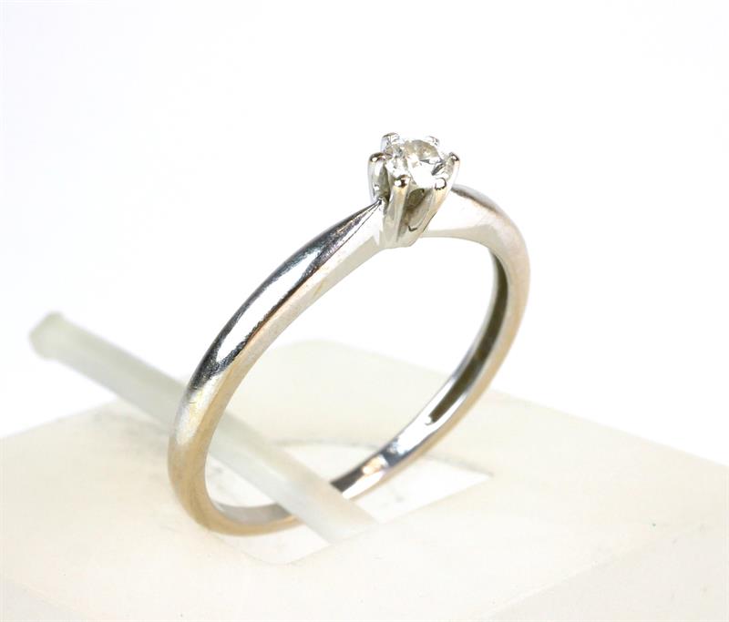 Zlatý prsten s briliantem