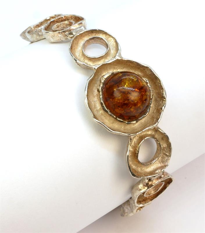 Stříbrný náramek s jantarem