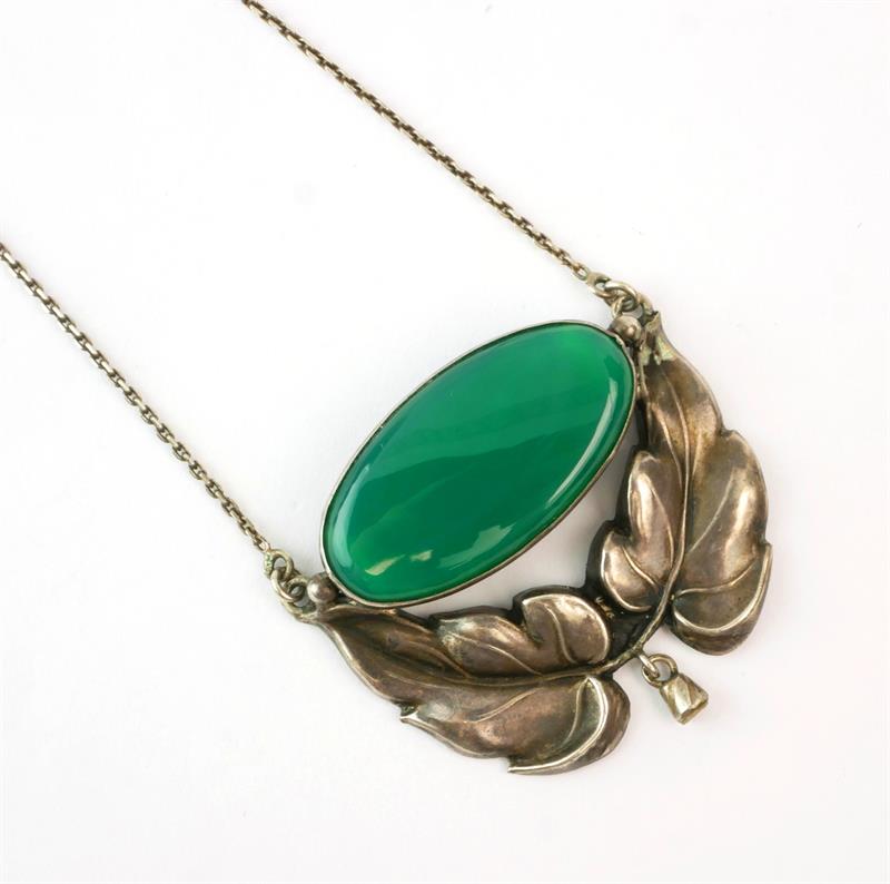 Stříbrný náhrdelník s jadeitem