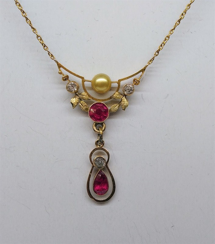 Zlatý secesní náhrdelník s perlou, rubíny a leukosafíry