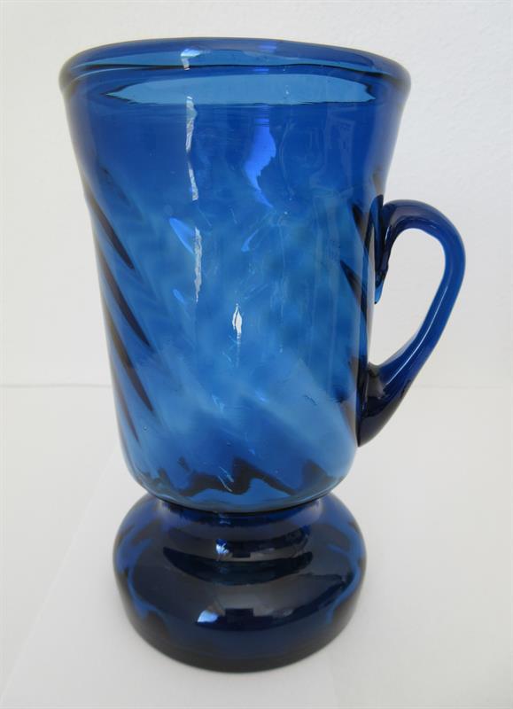 Starožitný pohár s uchem