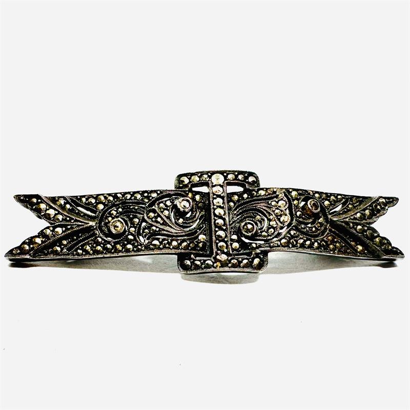 Stříbrná brož s přeskou zdobená markazity