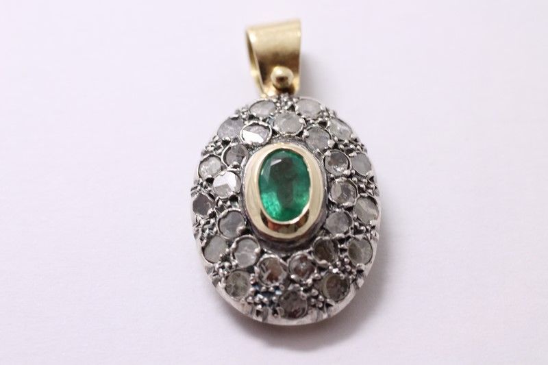 Zlatý přívěšek s diamanty a smaragdem