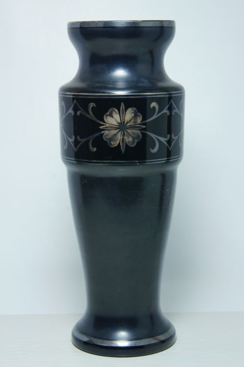 Váza z hyalitového skla s dekorem růže, sklárna BUQUOY Nové Hrady