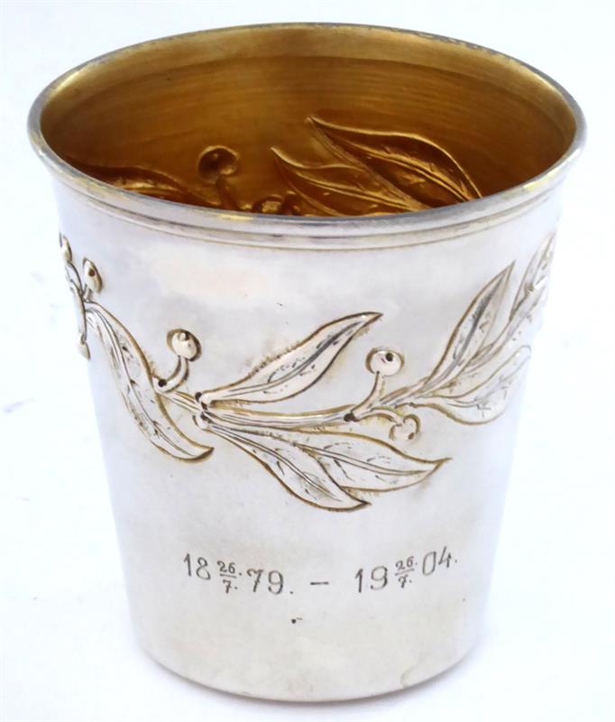 Stříbrný pohárek s vavřínovým věnečkem