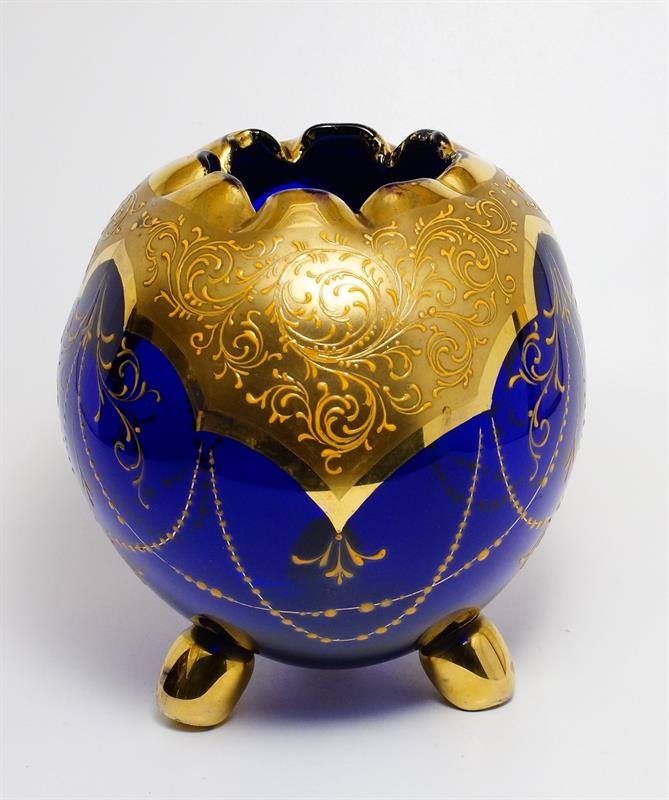 Secesní váza kulatá na třech nožkách zlacená kobaltová modř