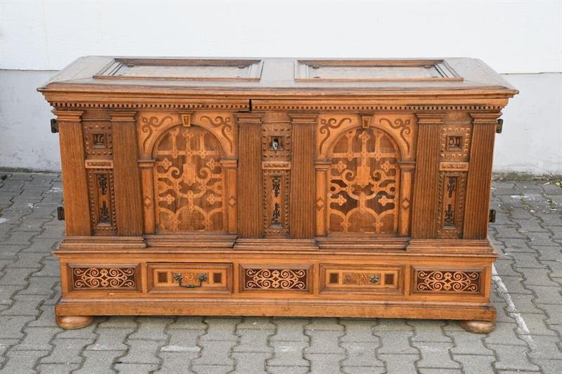 renezanční truhla, palácová,opravdu velká! datovaná