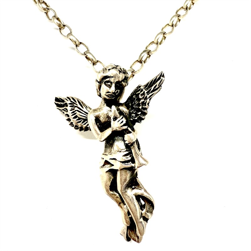 Stříbrný náhrdelník s figurou anděla s flétnou