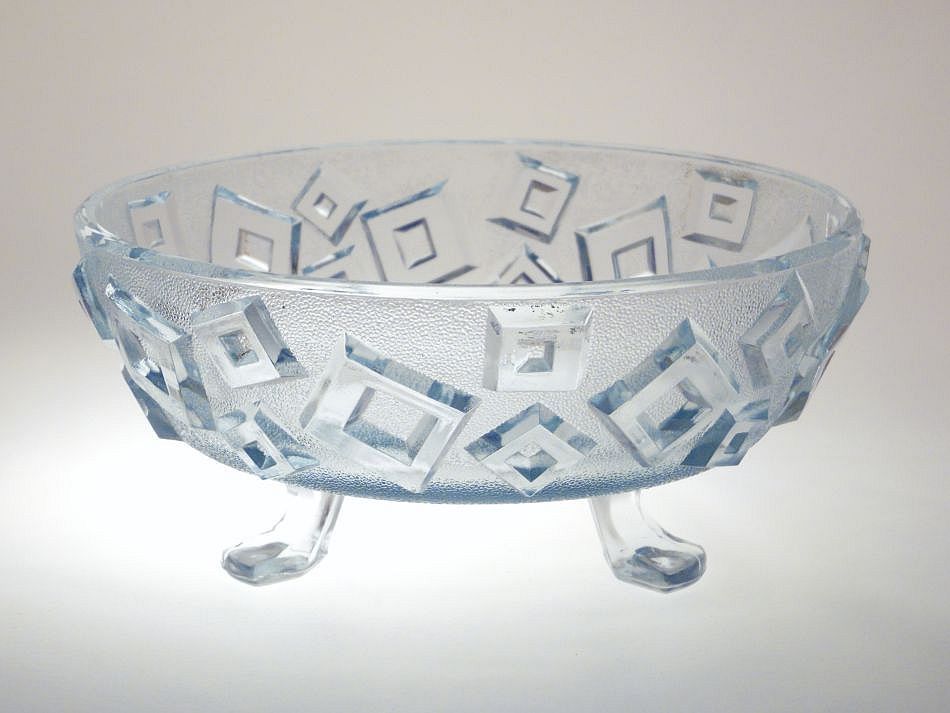 Kubistická mísa z akvamarinového skla na nožkách