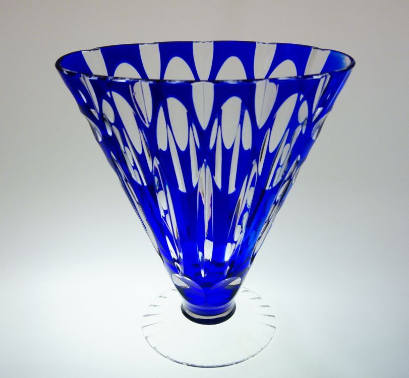 Váza vějířovitého tvaru z kobaltově modrého probrušovaného skla
