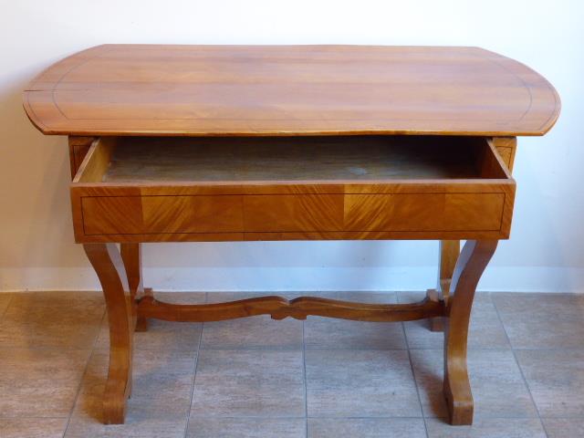 Biedermeierový stůl v třešňové dýze