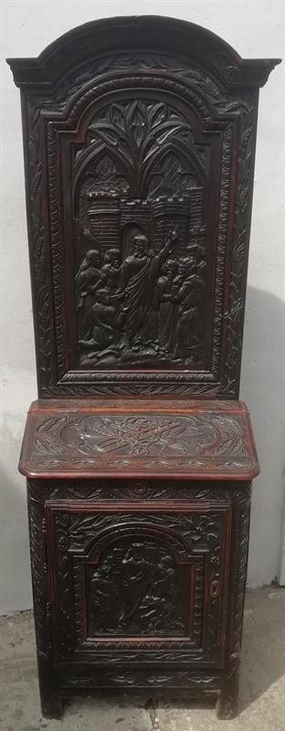 Bohatě vyřezávaná skříňka