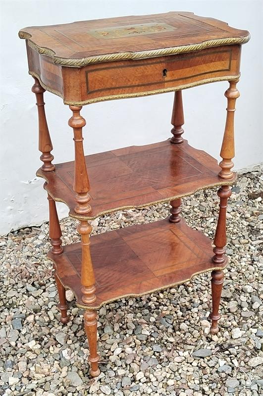 Stoleček se šperkovnicí