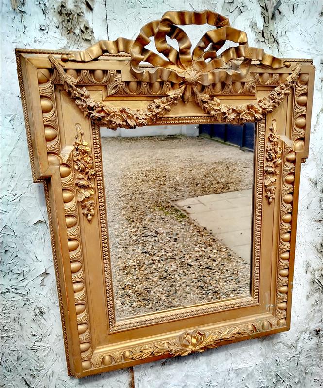 Zrcadlo v klaslcistnim stylu