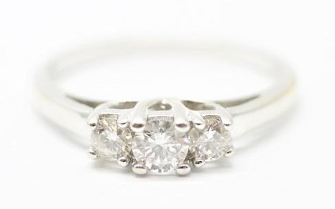 Zlatý prsten s diamanty