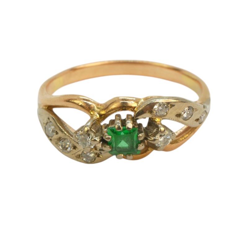 Zlatý prsten s brilianty a smaragdem