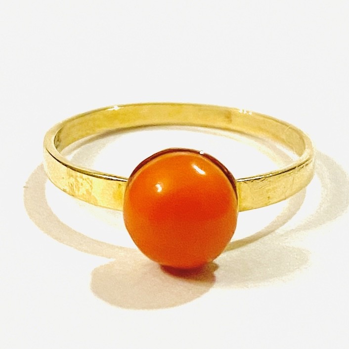 Zlatý prsten s červeným korálem